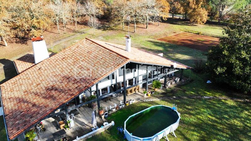 Maison - 263 m² - 10 pièces