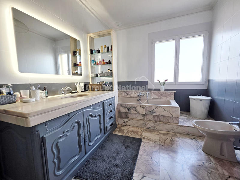 Maison - 270 m² - 6 pièces