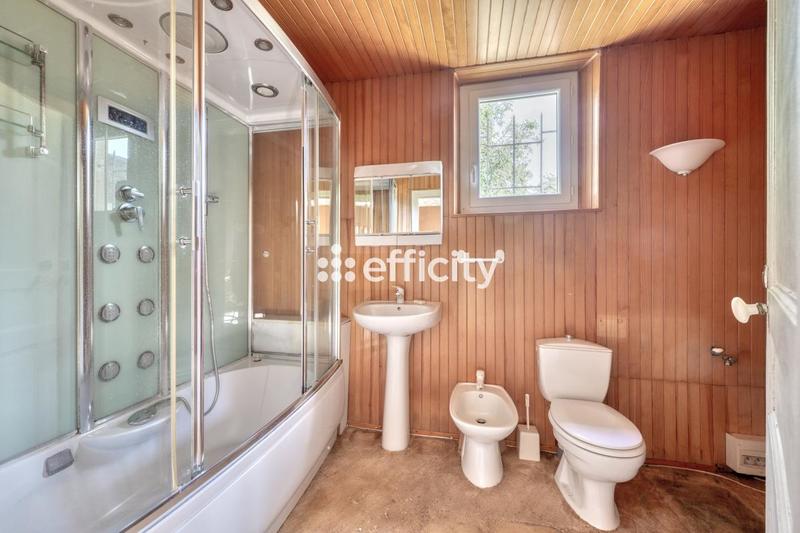 Maison - 180 m² - 8 pièces