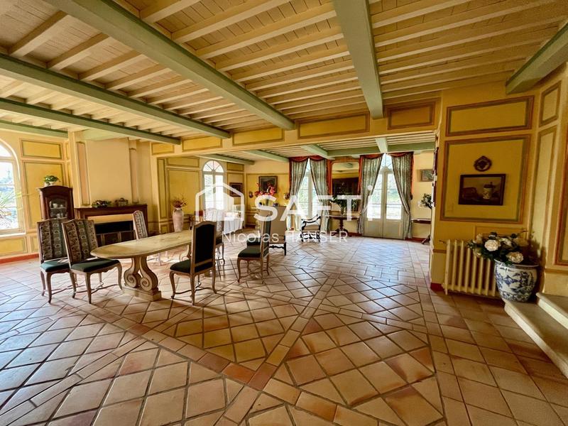 Maison - 1 000 m² - 22 pièces