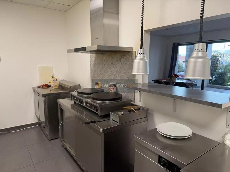 Magasins - 92 m² - 4 pièces