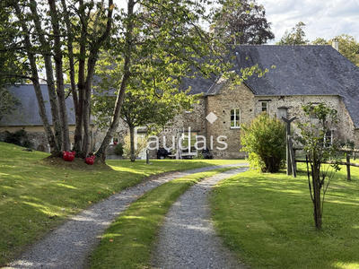 Propriété - 230 m² - 9 pièces