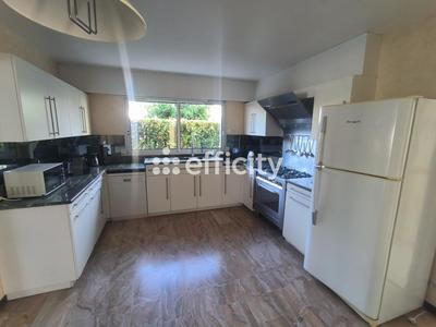 Maison - 213 m² - 9 pièces