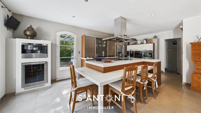 Maison - 220 m² - 5 pièces