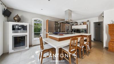 Maison - 220 m² - 5 pièces