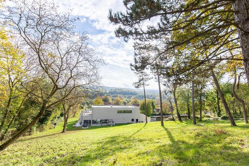 Maison - 238 m² - 8 pièces