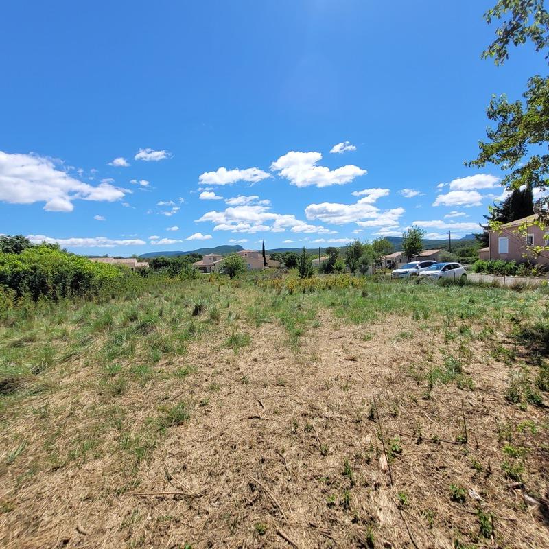 Terrain constructible - 1 075 m²