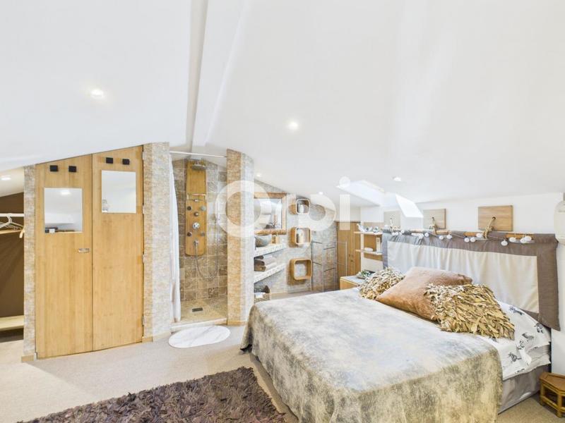 Maison - 260 m² - 6 pièces