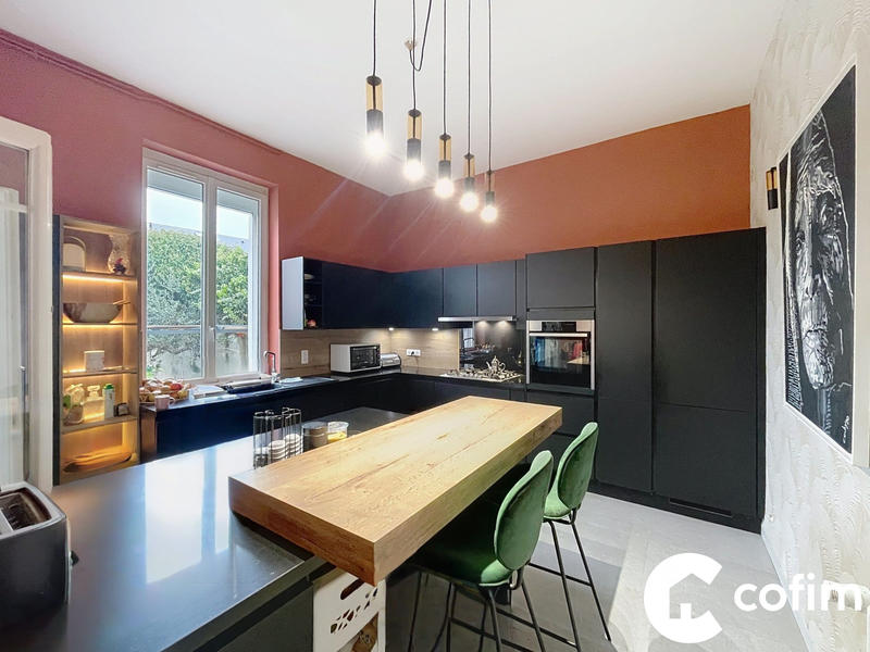 Maison - 210 m² - 8 pièces