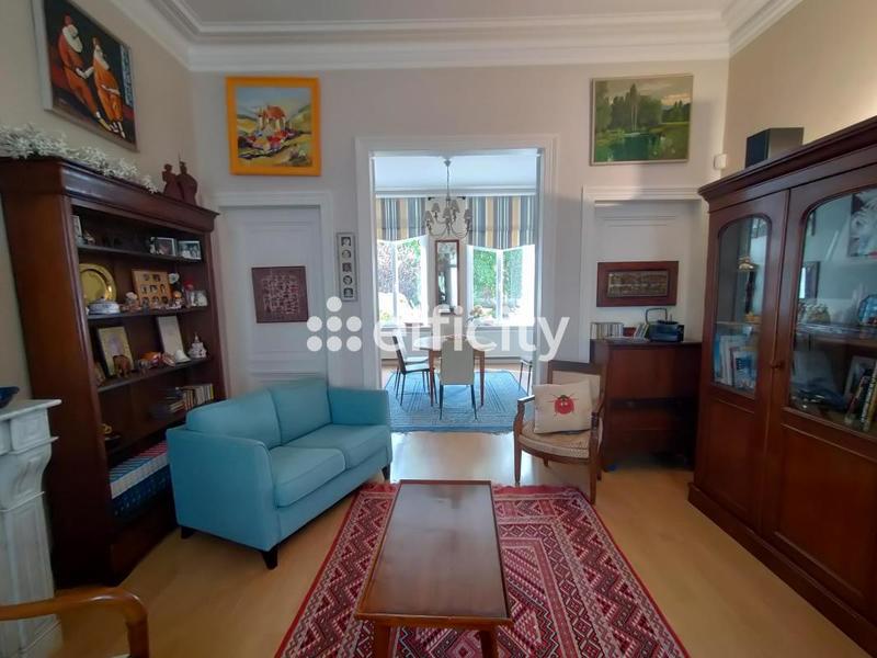 Maison - 270 m² - 11 pièces