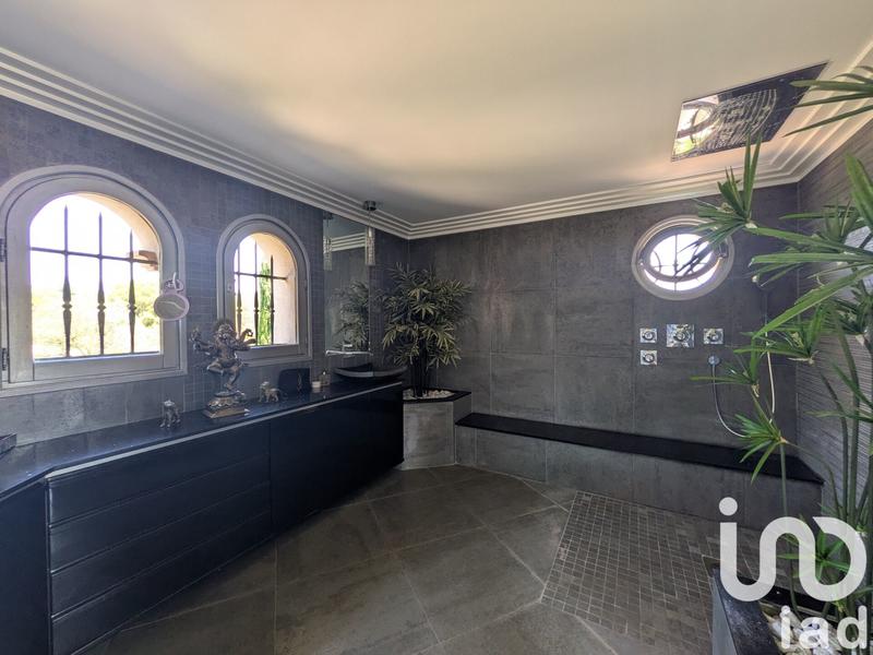 Maison - 460 m² - 12 pièces