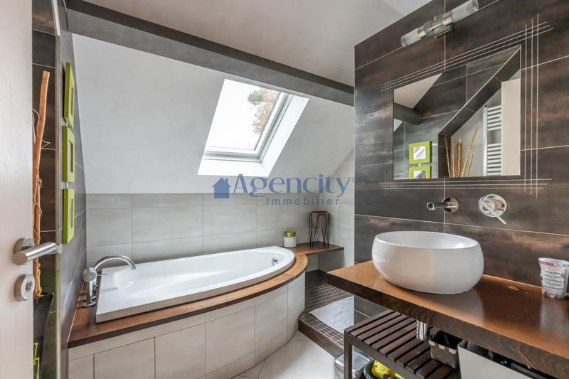 Maison - 214 m² - 7 pièces