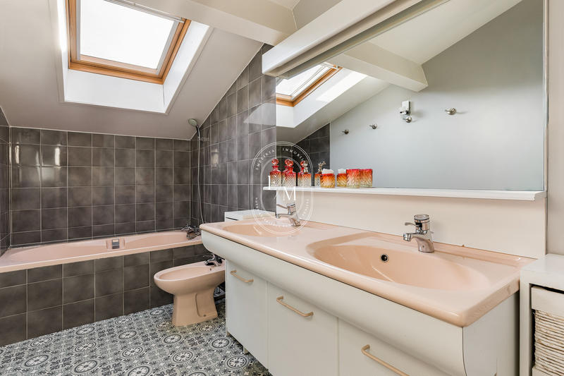 Maison - 346 m² - 10 pièces