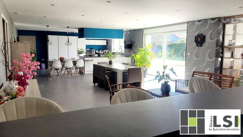 Maison - 233 m² - 8 pièces