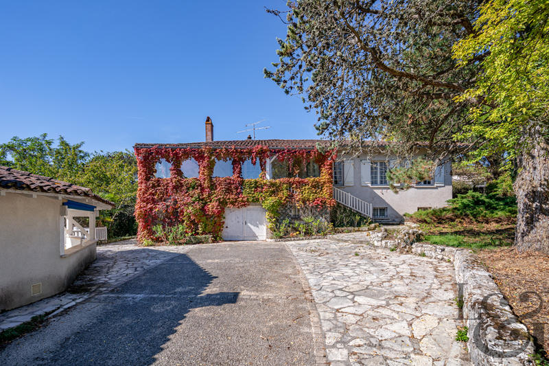 Maison - 244 m² - 9 pièces