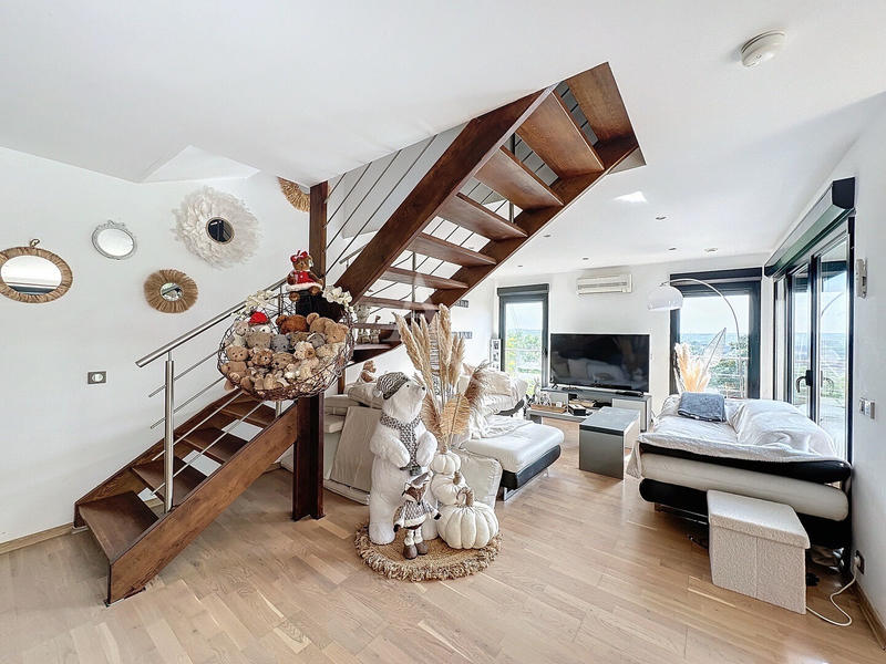 Maison - 225 m² - 8 pièces