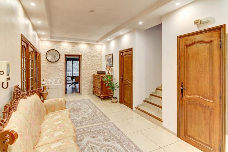 Propriété - 659 m² - 8 pièces