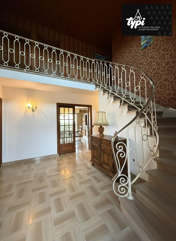 Maison - 220 m² - 10 pièces