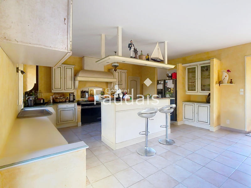 Maison - 382 m² - 13 pièces