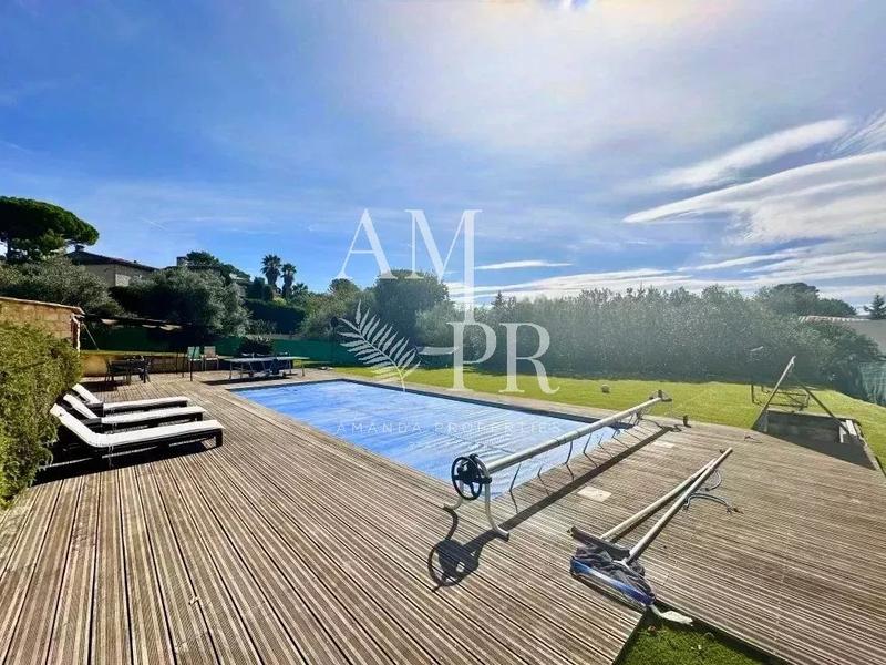 Maison - 181 m² - 7 pièces