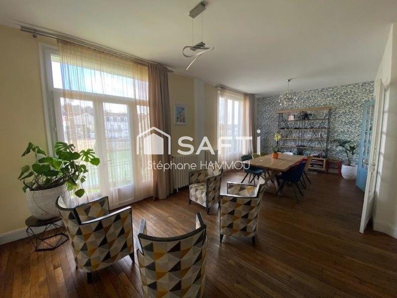 Maison - 244 m² - 9 pièces