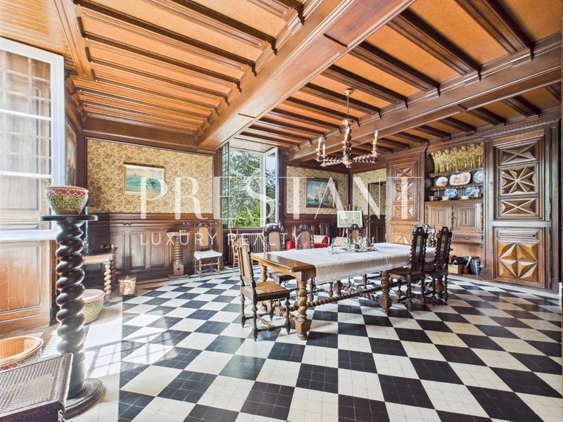 Maison - 400 m² - 10 pièces