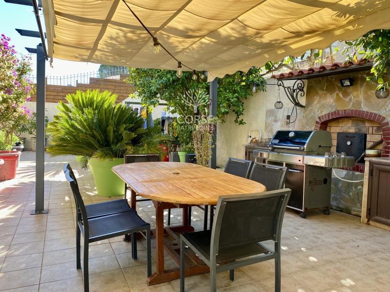 Maison - 202 m² - 7 pièces