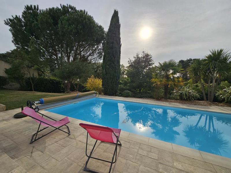 Propriété - 245 m² - 9 pièces