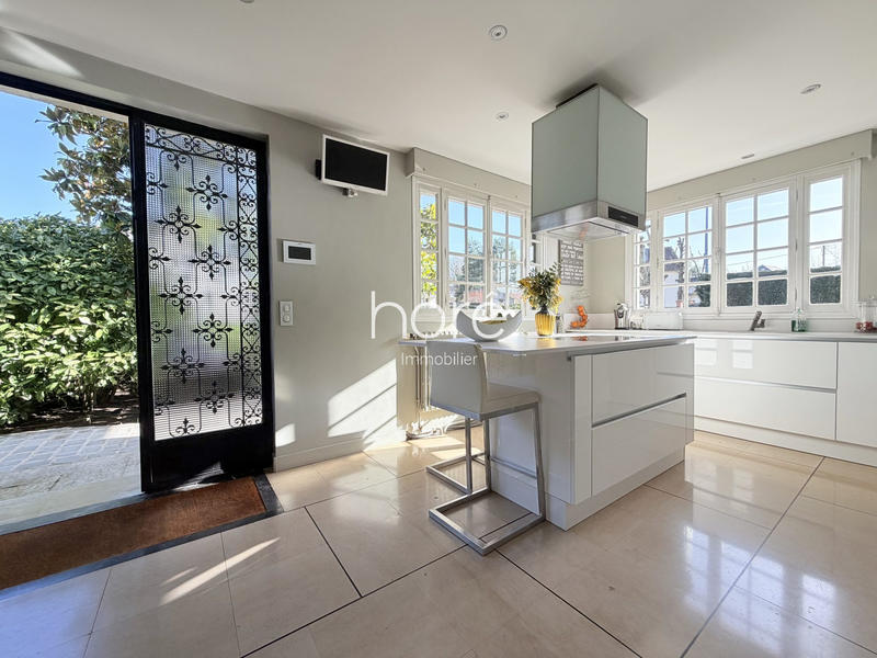 Maison - 290 m² - 9 pièces