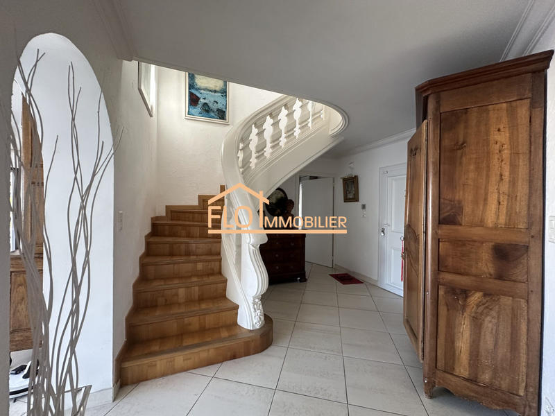 Maison - 230 m² - 7 pièces