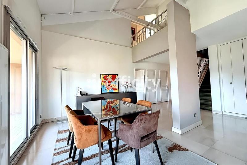 Appartement - 166 m² - 5 pièces