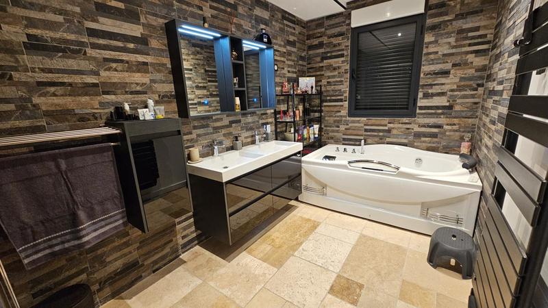 Maison - 203 m² - 7 pièces