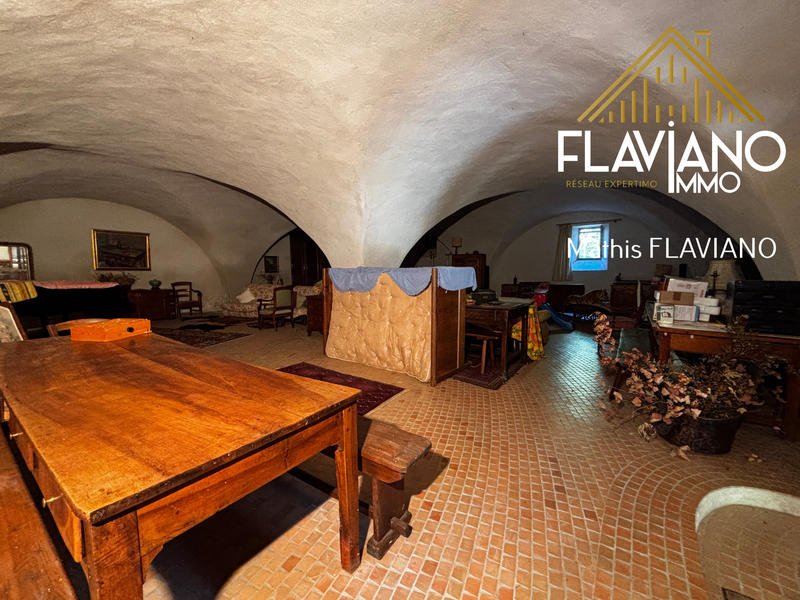 Maison - 804 m² - 12 pièces