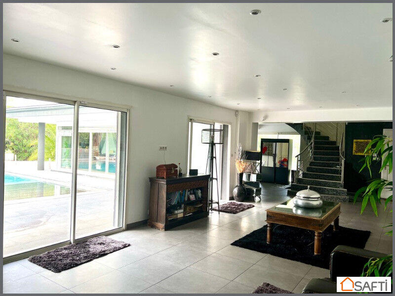 Maison - 279 m² - 9 pièces