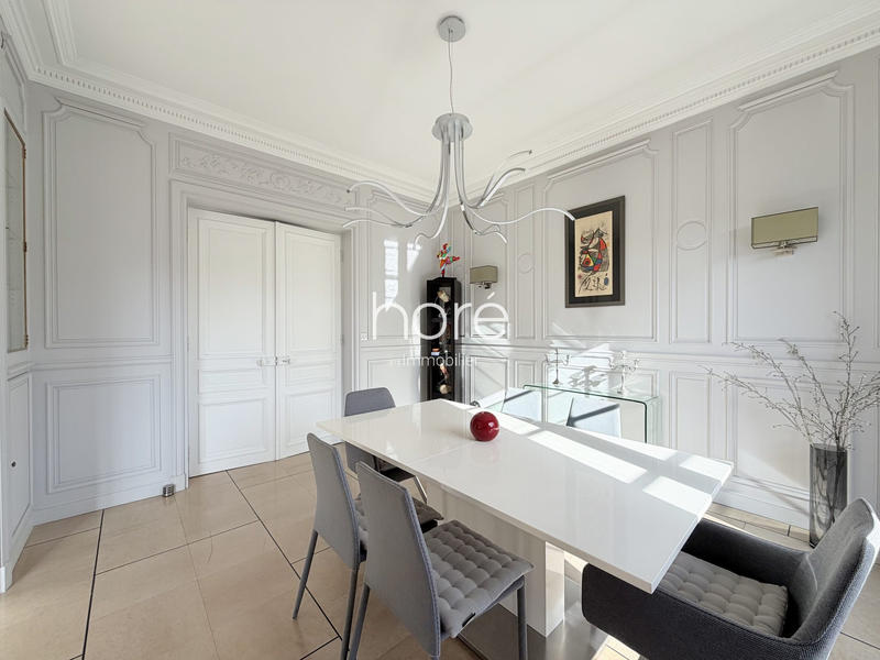 Maison - 290 m² - 9 pièces