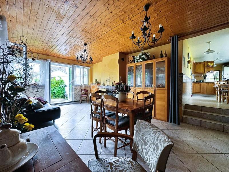 Maison traditionnelle - 166 m² - 9 pièces