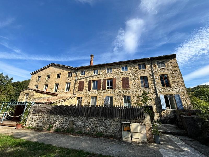 Appartement - 180 m² - 1 pièce