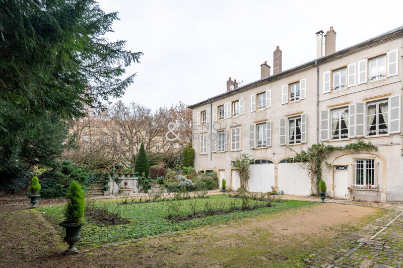 Appartement - 196 m² - 6 pièces