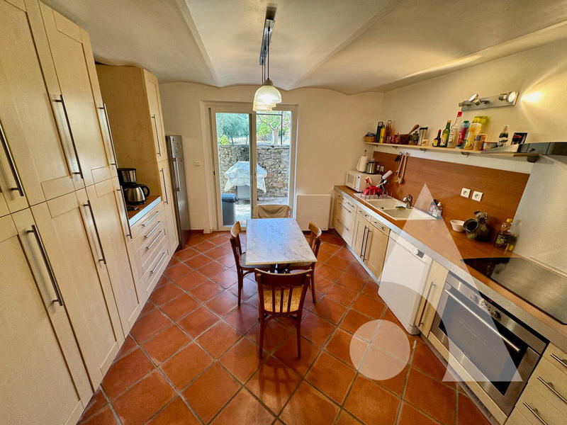 Maison - 250 m² - 11 pièces