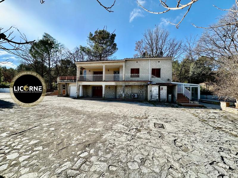 Villa - 168 m² - 9 pièces