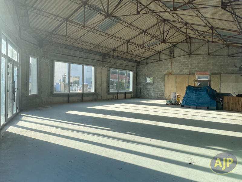Local d'activité / Entrepôt - 200 m²