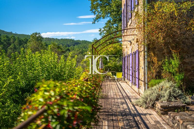 Maison - 379 m² - 19 pièces