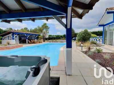 Maison - 256 m² - 11 pièces