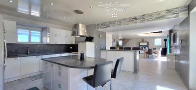 Maison - 280 m² - 11 pièces