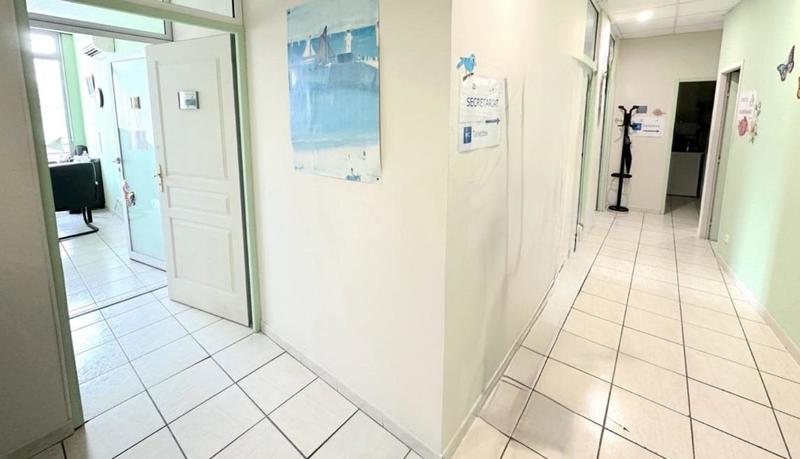 Local commercial - 150 m² - 8 pièces