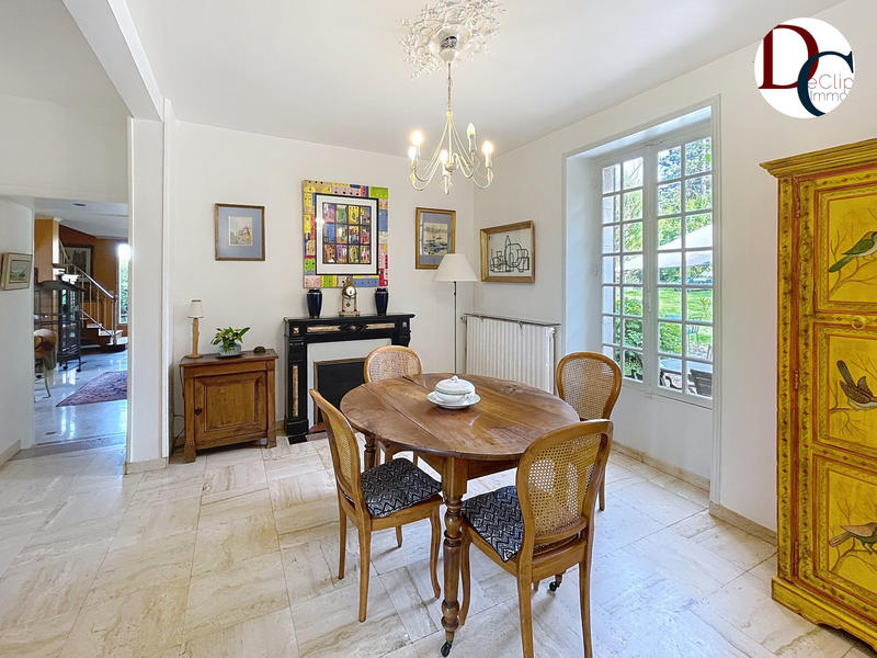 Maison - 335 m² - 9 pièces