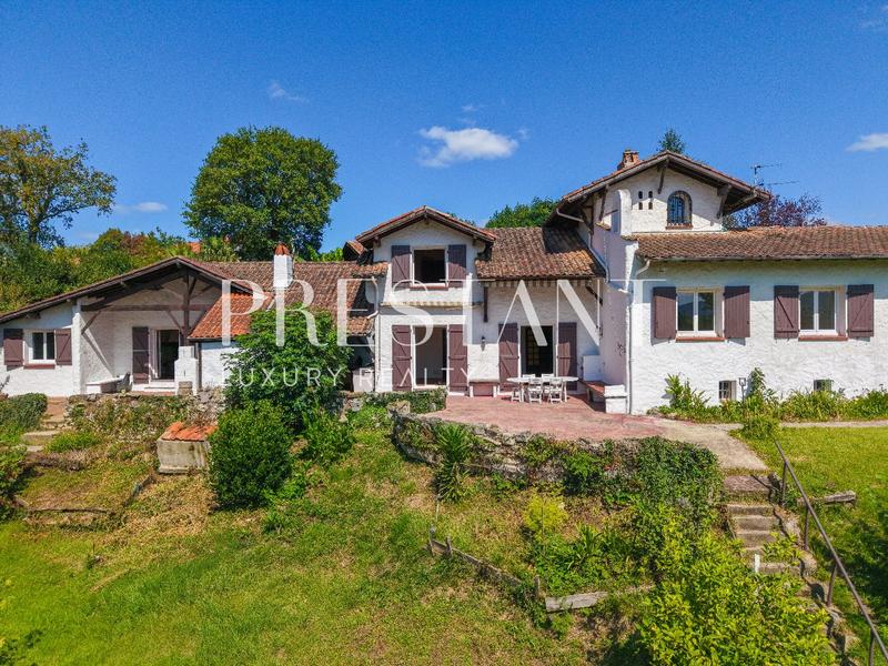 Maison - 256 m² - 12 pièces