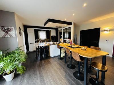 Maison - 220 m² - 6 pièces