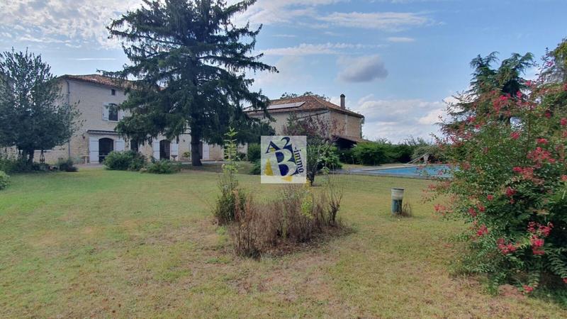 Maison - 221 m² - 9 pièces