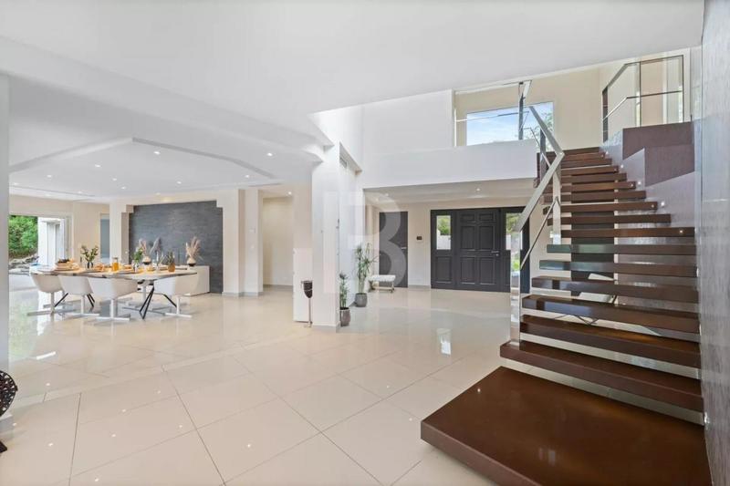 Villa - 587 m² - 8 pièces